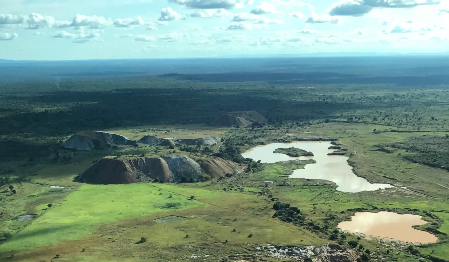 Vue aérienne des anciens terrils d’étain de Manono et de l’eau encore présente, publiée en 2024