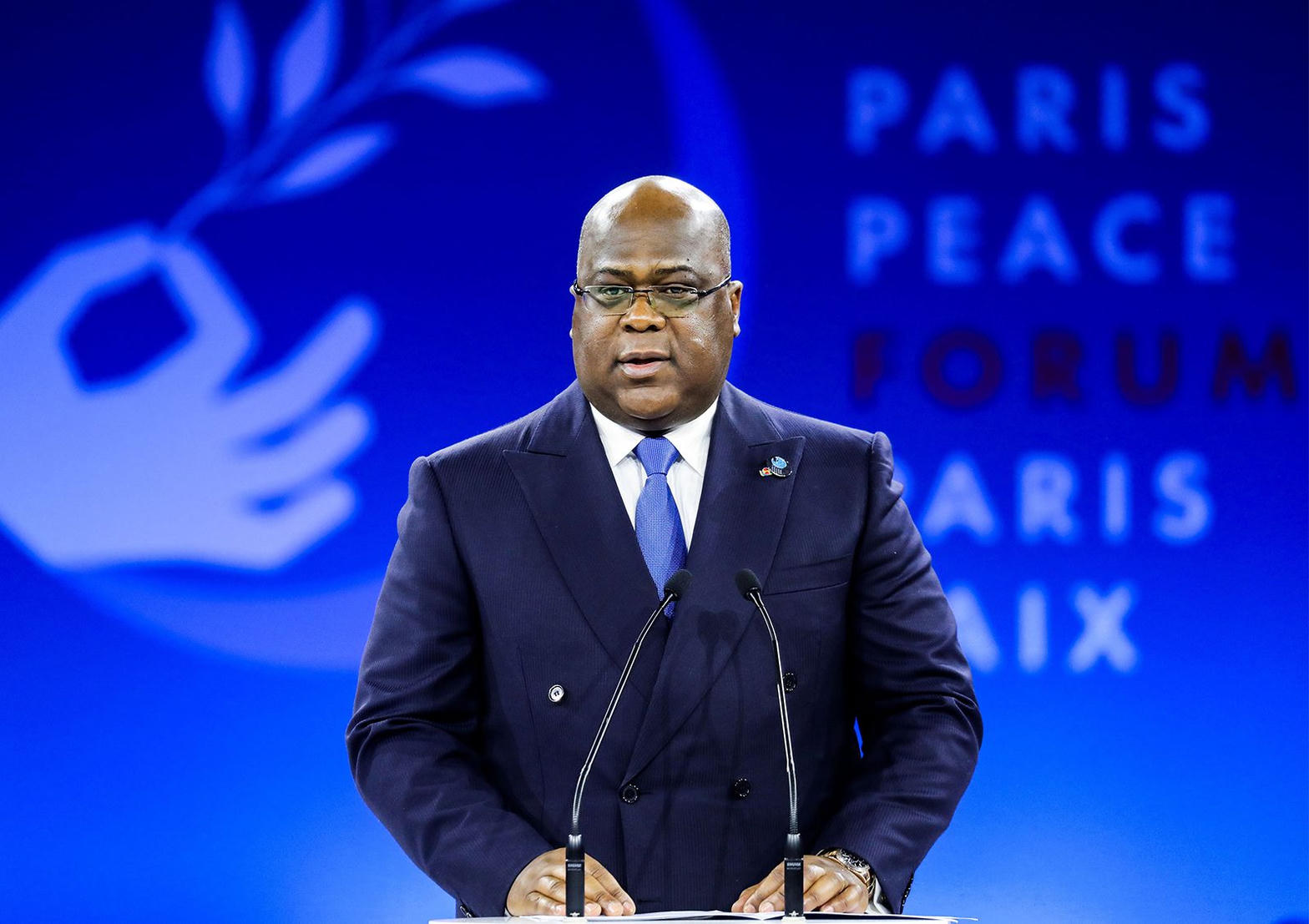 Le président Félix Tshisekedi s’exprimant à un pupitre